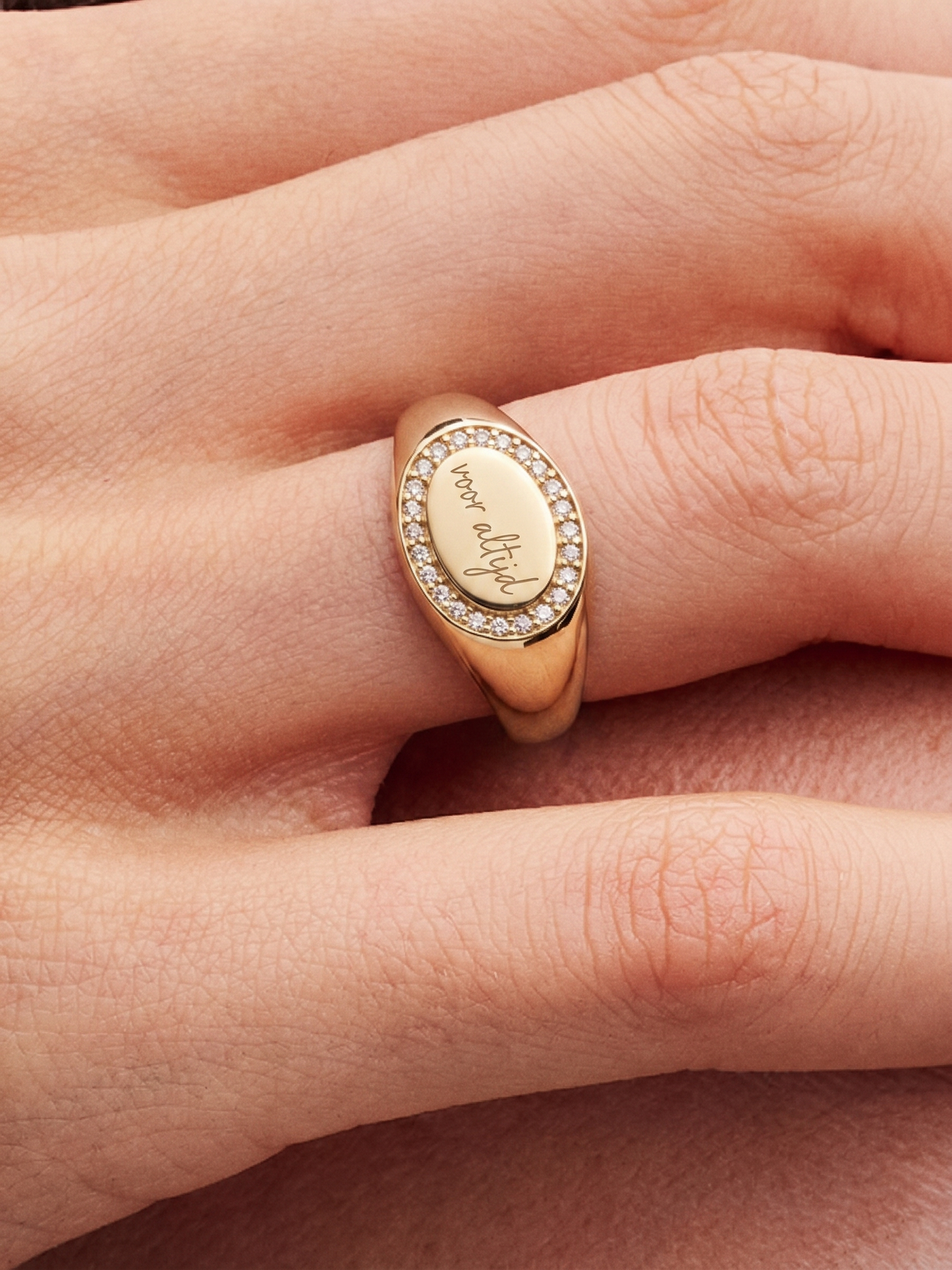 Ovale Handschrift Ring 'Mark Oval' Stainless Steel Goud | Hera Hues