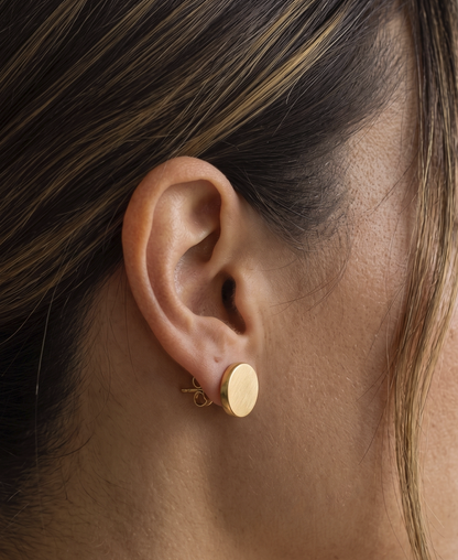 Geborstelde Coin Studs – 14k Verguld & Graveerbaar